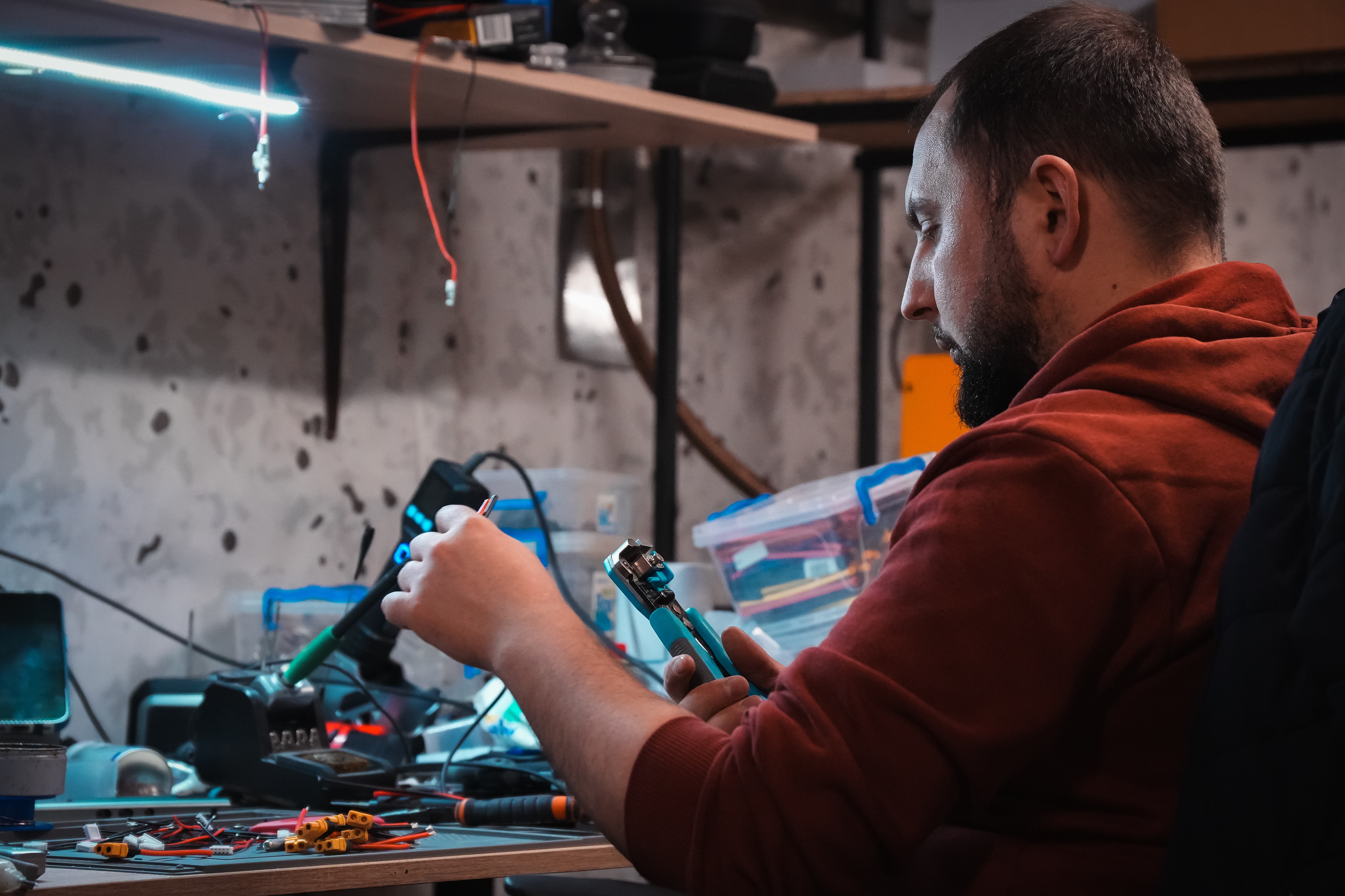 Хто піднімає дрони в небо